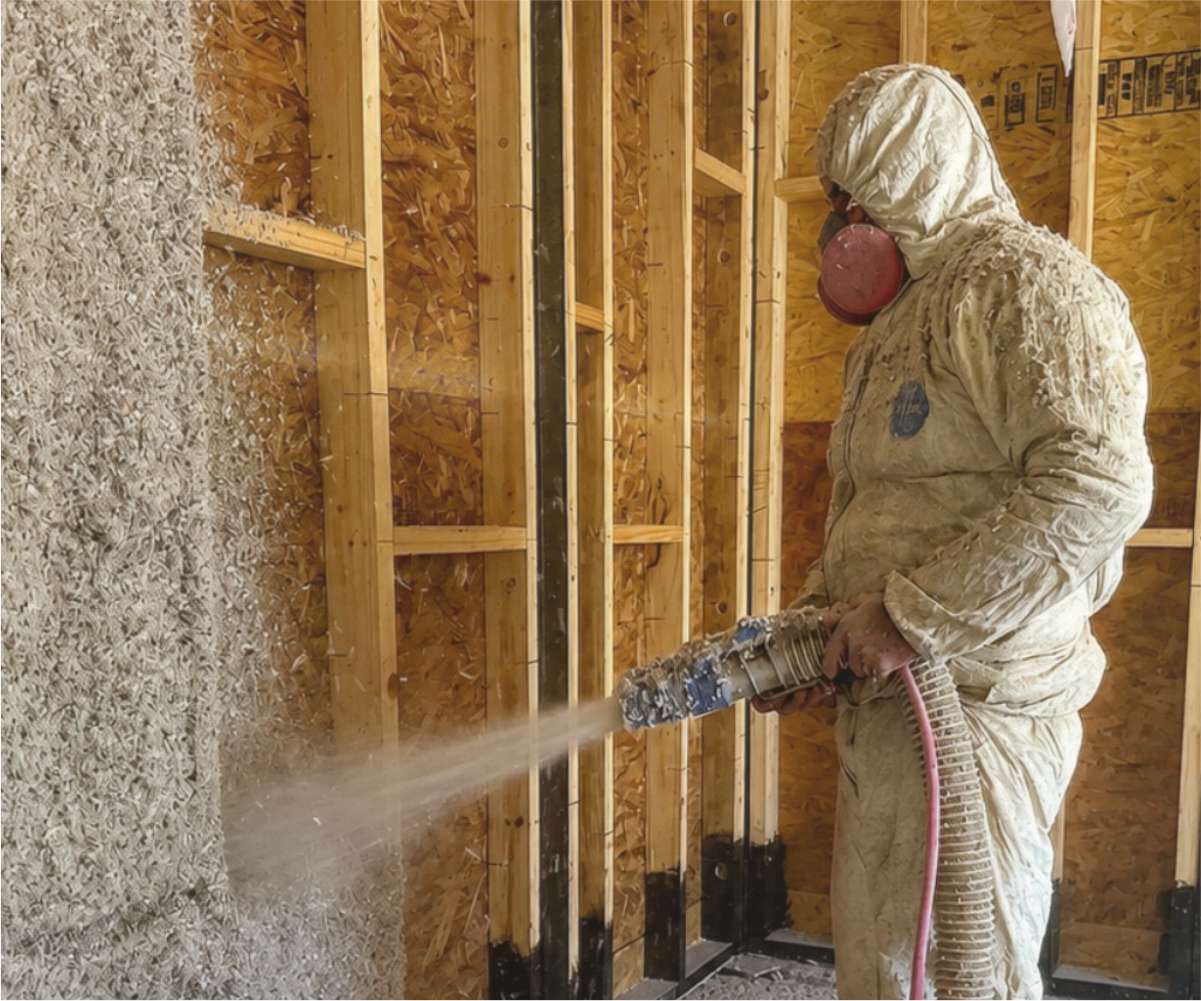 Aplicación de celulosa proyectada sobre una pared